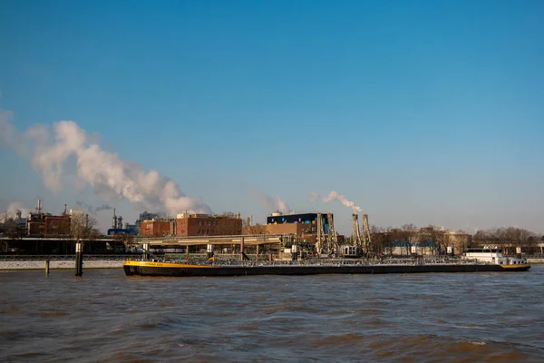 Binnenvaart, Translation Inlandshipping on the river Rhein Krefeld Netherlands , during sunset hours, Gas tanker vessel oil and gas transport Germany. — 图库照片