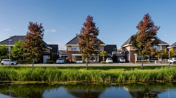 Nederlandse Voorstad met moderne gezinswoningen, nieuwbouw moderne gezinswoningen in Nederland, nederlandse familiewoning, appartementenhuis. Nederland — Stockfoto