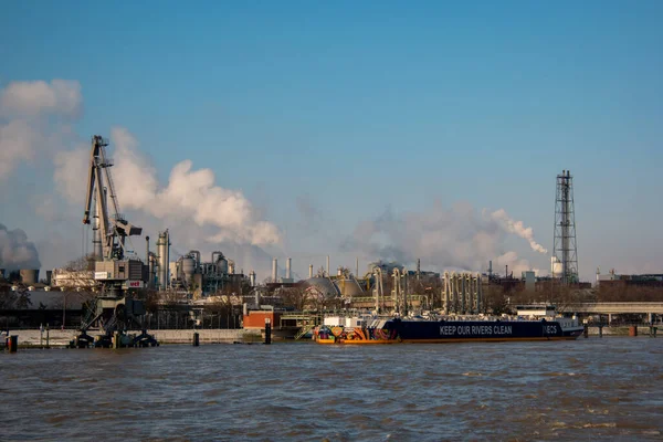 Binnenvaart, Fordítás Belvízi szállítás a Rhein Krefeld folyón Hollandia, naplementekor, Gázszállító tartályhajó olaj és gáz szállítás Németország. — Stock Fotó