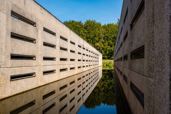 Bloques de hormigón en el Vollenhove Waterloopbos Flevoland Países Bajos, Se utiliza para probar la forma en que el agua reacciona a ciertas construcciones. Otoño en el bosque Holanda —  Fotos de Stock