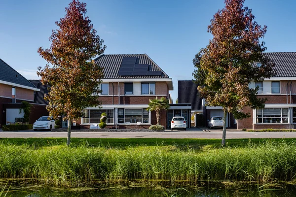 Nederländska Förortsområde med moderna familjehus, nybyggda moderna familjehem i Nederländerna, holländska familjehus, lägenhetshus. Nederländerna — Stockfoto