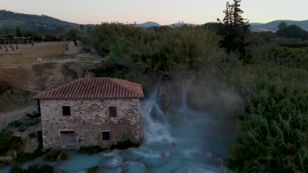 Přírodní lázně s vodopády a horkými prameny v termálních lázních Saturnia, Grosseto, Toskánsko, Itálie, horké prameny Cascate del Mulino se starým vodním mlýnem, Saturnie, Grosseto, Toskánsko, Itálie. — Stock video