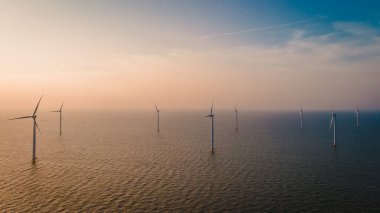 Hollanda elektrik üretimi için yel değirmenleri, denizdeki rüzgar türbinleri, yeşil enerji üreten yel değirmeni çiftlikleri. Hollanda