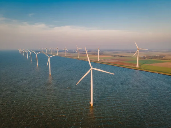 Molinos de viento para la producción de energía eléctrica Países Bajos Flevoland, Parque eólico en el mar, parque eólico que produce energía verde. Países Bajos —  Fotos de Stock
