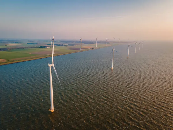 Molinos de viento para la producción de energía eléctrica Países Bajos Flevoland, Parque eólico en el mar, parque eólico que produce energía verde. Países Bajos —  Fotos de Stock