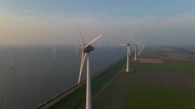 Hollanda elektrik üretimi için yel değirmenleri, denizdeki rüzgar türbinleri, yeşil enerji üreten yel değirmeni çiftlikleri. Hollanda