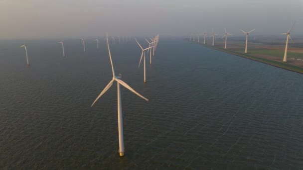 风车发电荷兰弗拉沃兰，风力涡轮机农场在海上，风车农场生产绿色能源。荷兰 — 图库视频影像