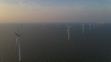 Hollanda elektrik üretimi için yel değirmenleri, denizdeki rüzgar türbinleri, yeşil enerji üreten yel değirmeni çiftlikleri. Hollanda