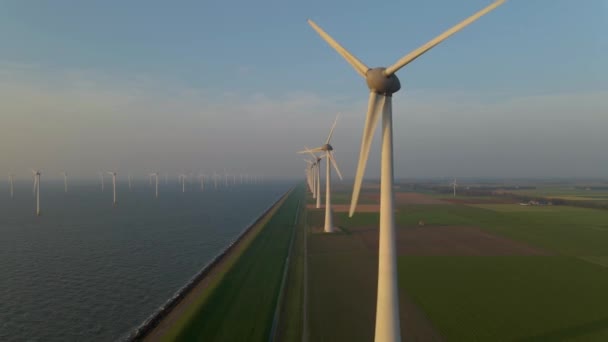 Hollanda elektrik üretimi için yel değirmenleri, denizdeki rüzgar türbinleri, yeşil enerji üreten yel değirmeni çiftlikleri. Hollanda — Stok video