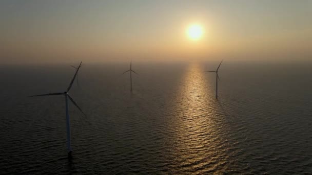 Ανεμόμυλοι για την παραγωγή ηλεκτρικής ενέργειας Ολλανδία Flevoland, ανεμογεννήτριες αγρόκτημα στη θάλασσα, ανεμόμυλος αγρόκτημα που παράγει πράσινη ενέργεια. Κάτω Χώρες — Αρχείο Βίντεο