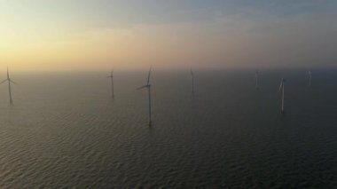 Hollanda elektrik üretimi için yel değirmenleri, denizdeki rüzgar türbinleri, yeşil enerji üreten yel değirmeni çiftlikleri. Hollanda
