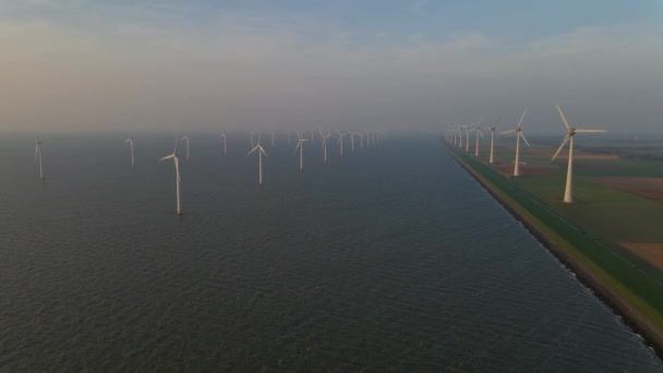 Windmolens voor elektriciteitsproductie Nederland Flevoland, Windturbines boerderij in zee, windmolenboerderij die groene energie produceert. Nederland — Stockvideo