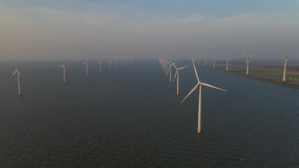 Moinhos de vento para a produção de energia elétrica Holanda Flevoland, turbinas eólicas fazenda no mar, fazenda moinho de vento produzindo energia verde. Países Baixos — Vídeo de Stock