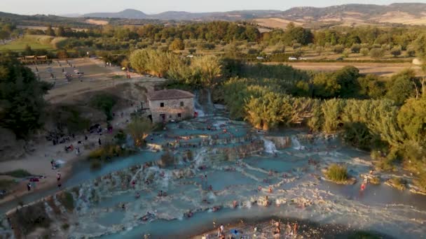 Natural spa with waterfalls and hot springs at Saturnia thermal baths, Grosseto, Tuscany, Italy,Hot springs Cascate del Mulino with old watermill, Saturnia, Grosseto, Tuscany, Italy. — Stock Video