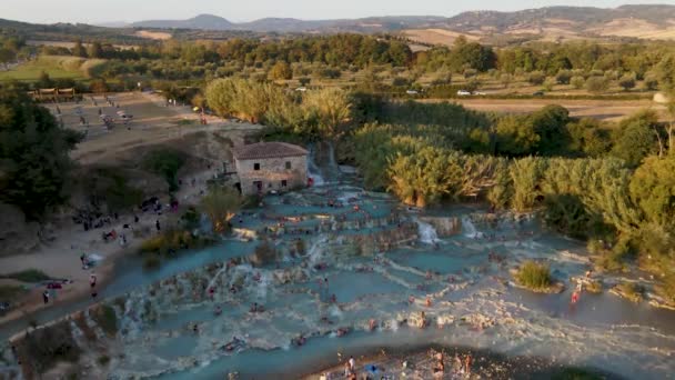 Spa natural con cascadas y aguas termales en las termas de Saturnia, Grosseto, Toscana, Italia, Termas Cascate del Mulino con antiguo molino de agua, Saturnia, Grosseto, Toscana, Italia. — Vídeo de stock