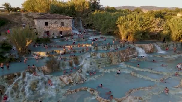 Spa natural con cascadas y aguas termales en las termas de Saturnia, Grosseto, Toscana, Italia, Termas Cascate del Mulino con antiguo molino de agua, Saturnia, Grosseto, Toscana, Italia. — Vídeos de Stock