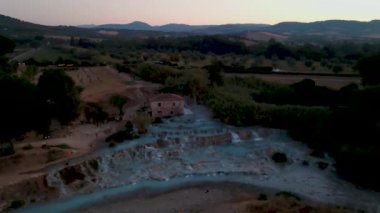 Saturnia 'da şelaleleri ve kaplıcaları olan doğal kaplıcalar Grosseto, Toskana, İtalya, Çeşme del Mulino eski su değirmeni, Saturnia, Grosseto, Toskana, İtalya.