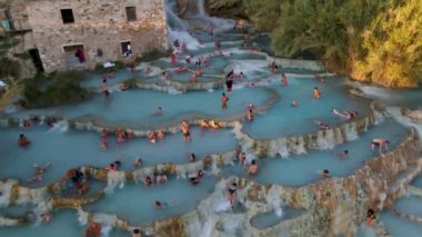 Saturnia 'da şelaleleri ve kaplıcaları olan doğal kaplıcalar Grosseto, Toskana, İtalya, Çeşme del Mulino eski su değirmeni, Saturnia, Grosseto, Toskana, İtalya.