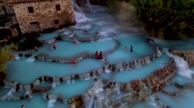 Saturnia 'da şelaleleri ve kaplıcaları olan doğal kaplıcalar Grosseto, Toskana, İtalya, Çeşme del Mulino eski su değirmeni, Saturnia, Grosseto, Toskana, İtalya.
