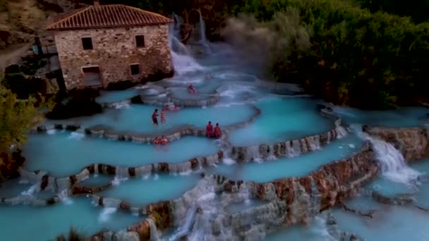 意大利格罗斯托、托斯卡纳、意大利托斯卡纳设有瀑布和温泉的天然温泉；意大利托斯卡纳、托斯卡纳、图斯卡纳设有旧水磨坊的穆里诺温泉；意大利托斯卡纳. — 图库视频影像