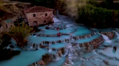 Saturnia 'da şelaleleri ve kaplıcaları olan doğal kaplıcalar Grosseto, Toskana, İtalya, Çeşme del Mulino eski su değirmeni, Saturnia, Grosseto, Toskana, İtalya.