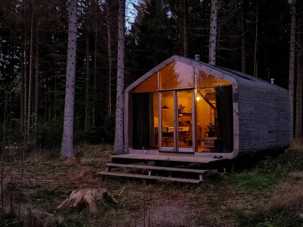 Hollanda 'daki sonbahar ormanlarında ahşap kulübe, şebeke dışı kulübe, renkli sarı ve kırmızı düşen ağaçlarla çevrili ahşap kulübe. — Stok fotoğraf