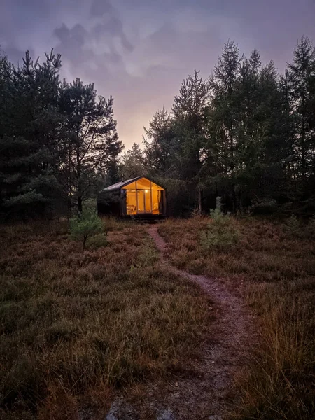 Holzhütte im Herbstwald in den Niederlanden, Hütte ohne Gitter, Holzhütte umgeben von bunten gelben und roten Herbstbäumen — Stockfoto