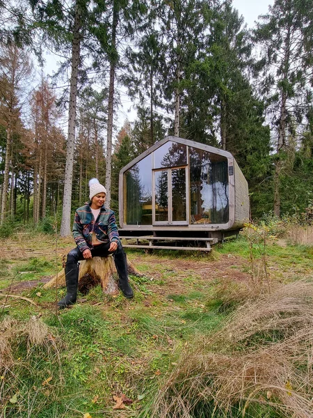 Kobieta w średnim wieku spacery w lesie jesienią sezon w przyrodzie trekking z pomarańczowym czerwonym kolorze drzew jesienią sezon w Holandii Drentsche Aa — Zdjęcie stockowe