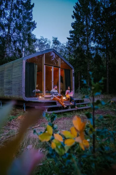 Holzhütte im Herbstwald in den Niederlanden, Hütte ohne Gitter, Holzhütte umgeben von bunten gelben und roten Herbstbäumen — Stockfoto