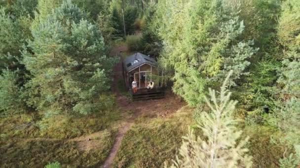 Cabana de madeira na floresta de outono nos Países Baixos, cabine fora da grade, cabine de madeira circundada por árvores de queda amarelas e vermelhas coloridas — Vídeo de Stock