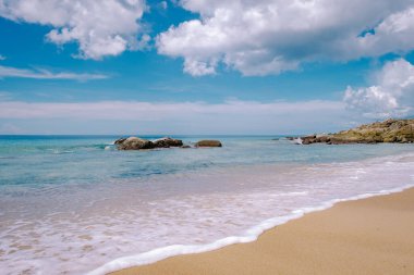 Banana Beach, Phuket, Tayland, Tayland, Phuket Adası 'nda palmiye ağaçları olan güzel bir tropikal plaj Choeng Thale, Thalang, Phuket Eyaleti, Tayland.