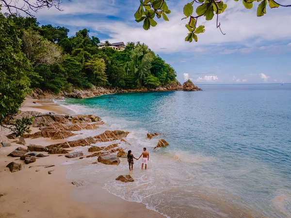 Banana Beach, Phuket, Tailandia, A beautiful tropical beach with palm trees at Phuket island, Tailandia, Banana Beach Located in Choeng Thale, Thalang, Phuket Province, Tailandia. — Foto de Stock