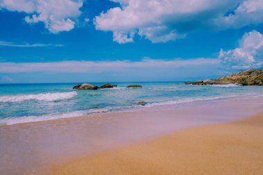 Banana Beach, Phuket, Tayland, Tayland, Phuket Adası 'nda palmiye ağaçları olan güzel bir tropikal plaj Choeng Thale, Thalang, Phuket Eyaleti, Tayland.