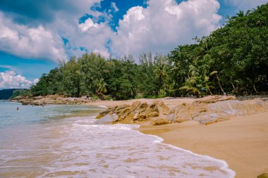 Banana Beach, Phuket, Tayland, Tayland, Phuket Adası 'nda palmiye ağaçları olan güzel bir tropikal plaj Choeng Thale, Thalang, Phuket Eyaleti, Tayland.