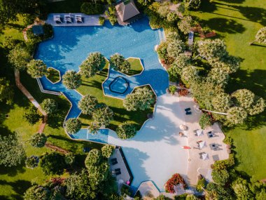 Lüks otel yüzme havuzu, güzel tropik plaj ve deniz şemsiyeli ve sandalyeli otel havuzunda seyahat ve tatil için yüzme havuzu.