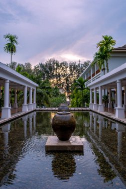 Lüks otel yüzme havuzu, güzel tropik plaj ve deniz şemsiyeli ve sandalyeli otel havuzunda seyahat ve tatil için yüzme havuzu.