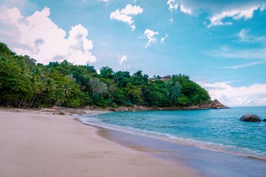Banana Beach, Phuket, Tayland, Tayland, Phuket Adası 'nda palmiye ağaçları olan güzel bir tropikal plaj Choeng Thale, Thalang, Phuket Eyaleti, Tayland.