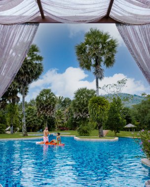 Lüks otel yüzme havuzu, güzel tropik plaj ve deniz şemsiyeli ve sandalyeli otel havuzunda seyahat ve tatil için yüzme havuzu.