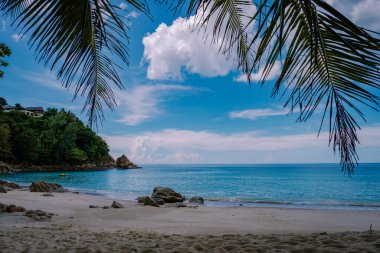 Banana Beach, Phuket, Tayland, Tayland, Phuket Adası 'nda palmiye ağaçları olan güzel bir tropikal plaj Choeng Thale, Thalang, Phuket Eyaleti, Tayland.