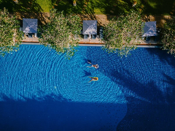 Hôtel de luxe piscine, belle plage tropicale et mer avec parasol et chaise autour de la piscine dans la station hôtelière pour les voyages et les vacances — Photo
