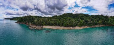 Banana Beach, Phuket, Tayland, Tayland, Phuket Adası 'nda palmiye ağaçları olan güzel bir tropikal plaj Choeng Thale, Thalang, Phuket Eyaleti, Tayland.