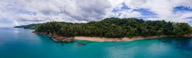 Banana Beach, Phuket, Tayland, Tayland, Phuket Adası 'nda palmiye ağaçları olan güzel bir tropikal plaj Choeng Thale, Thalang, Phuket Eyaleti, Tayland.