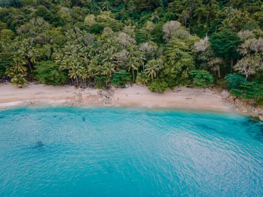 Banana Beach, Phuket, Tayland, Tayland, Phuket Adası 'nda palmiye ağaçları olan güzel bir tropikal plaj Choeng Thale, Thalang, Phuket Eyaleti, Tayland.