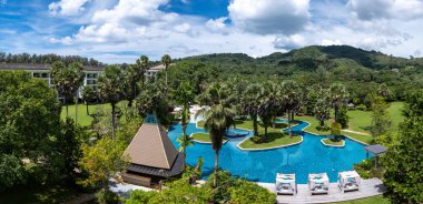 Lüks otel yüzme havuzu, güzel tropik plaj ve deniz şemsiyeli ve sandalyeli otel havuzunda seyahat ve tatil için yüzme havuzu.