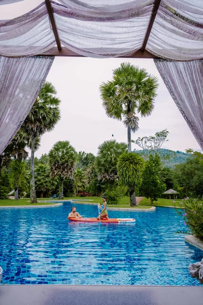 Luxe hotel zwembad, Mooi tropisch strand en zee met parasol en stoel rond zwembad in hotel resort voor reizen en vakantie — Stockfoto