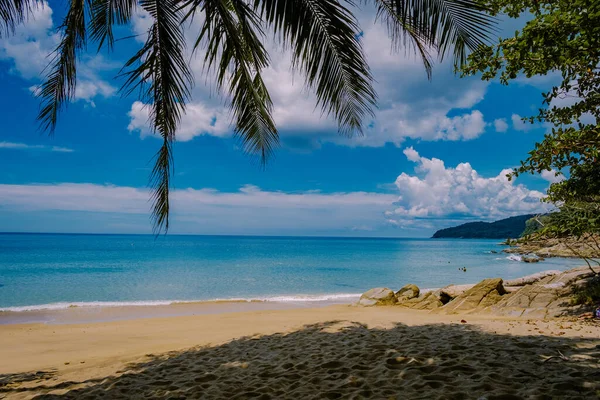 Banana Beach, Phuket, Thajsko, Krásná tropická pláž s palmami na ostrově Phuket, Thajsko, Banana Beach Nachází se v Choeng Thale, Thalang, Phuket Province, Thajsko. — Stock fotografie