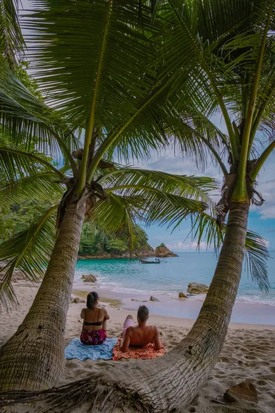 泰国普吉岛巴纳那海滩位于泰国普吉省Thalang的Choeng Thale，是一个美丽的热带海滩，有棕榈树. — 图库照片
