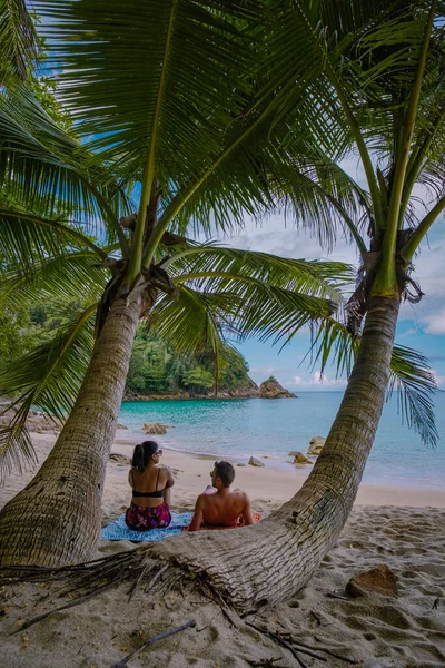 泰国普吉岛巴纳那海滩位于泰国普吉省Thalang的Choeng Thale，是一个美丽的热带海滩，有棕榈树. — 图库照片