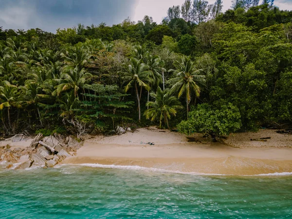 Pantai Banana, Phuket, Thailand, Pantai tropis yang indah dengan pohon palem di pulau Phuket, Thailand, Pantai Banana Terletak di Choeng Thale, Thalang, Provinsi Phuket, Thailand. — Stok Foto