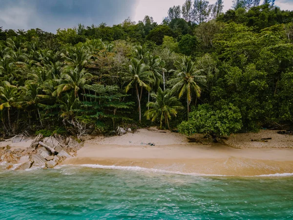 Banana Beach, Phuket, Tailandia, A beautiful tropical beach with palm trees at Phuket island, Tailandia, Banana Beach Located in Choeng Thale, Thalang, Phuket Province, Tailandia. — Foto de Stock